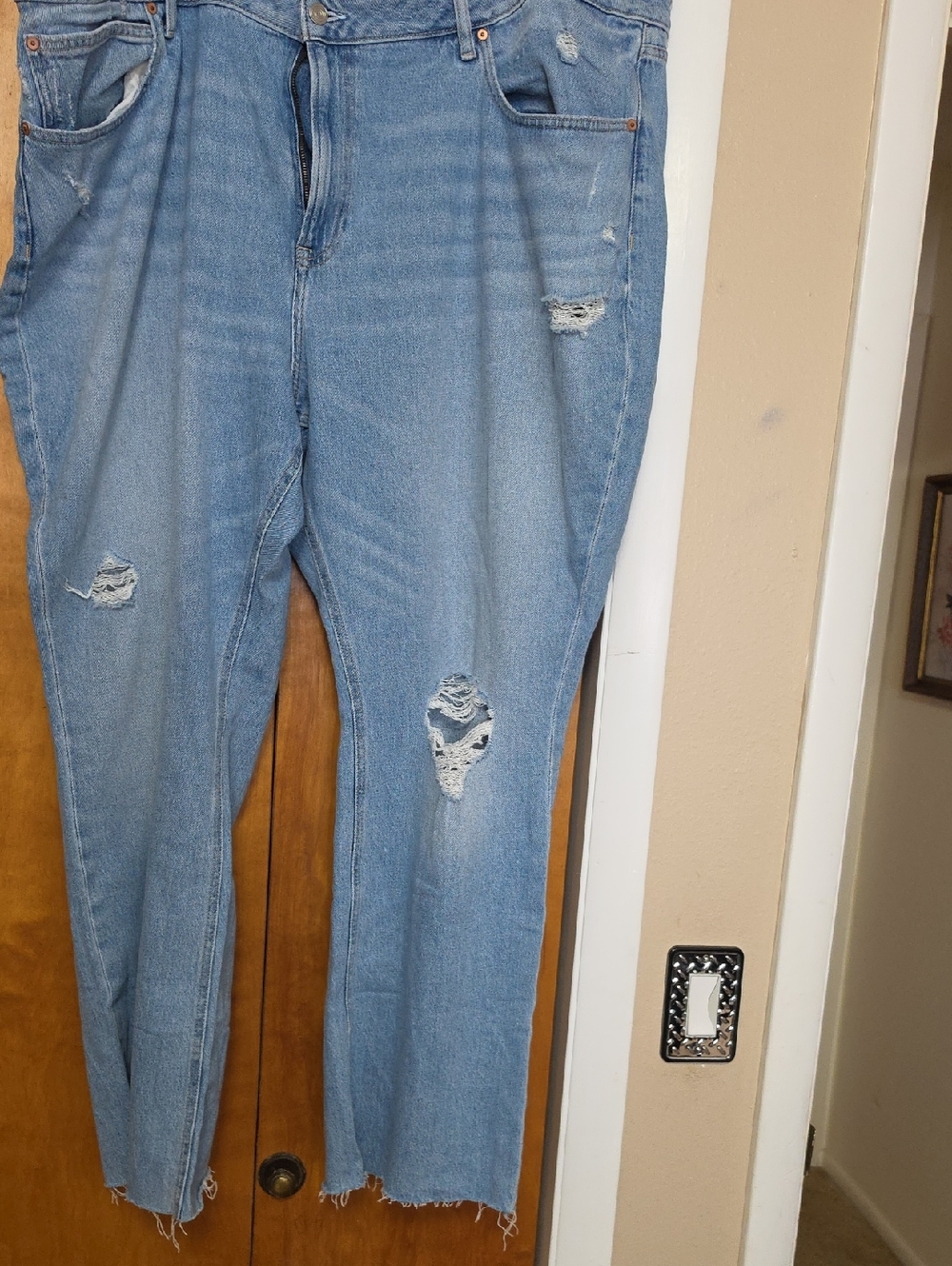 Women’s Light Blue Straight-Leg Distressed Jeans